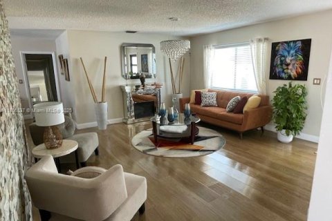 House in Miami, Florida 4 bedrooms, 201.88 sq.m. № 1745846 - photo 7