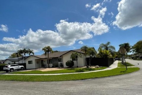 House in Miami, Florida 4 bedrooms, 201.88 sq.m. № 1745846 - photo 2