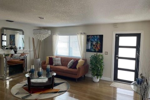 House in Miami, Florida 4 bedrooms, 201.88 sq.m. № 1745846 - photo 4