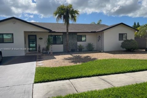 House in Miami, Florida 4 bedrooms, 201.88 sq.m. № 1745846 - photo 1
