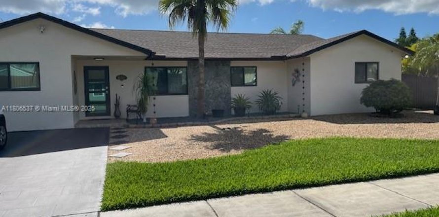 House in Miami, Florida 4 bedrooms, 201.88 sq.m. № 1745846