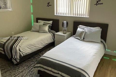 House in Miami, Florida 4 bedrooms, 201.88 sq.m. № 1745846 - photo 8