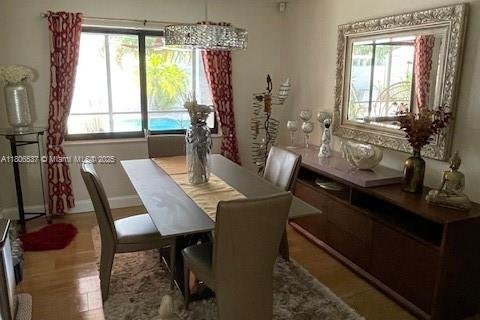 House in Miami, Florida 4 bedrooms, 201.88 sq.m. № 1745846 - photo 20