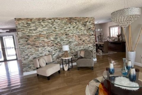 House in Miami, Florida 4 bedrooms, 201.88 sq.m. № 1745846 - photo 6