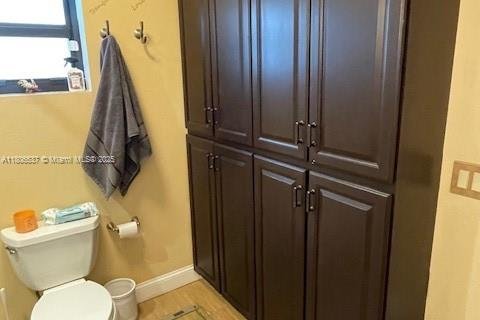 House in Miami, Florida 4 bedrooms, 201.88 sq.m. № 1745846 - photo 22