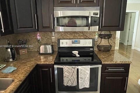 House in Miami, Florida 4 bedrooms, 201.88 sq.m. № 1745846 - photo 25