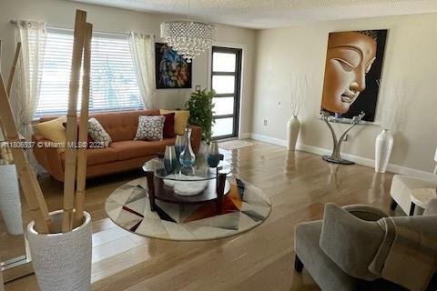 House in Miami, Florida 4 bedrooms, 201.88 sq.m. № 1745846 - photo 23