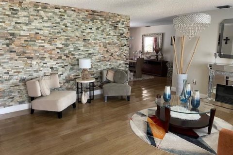 House in Miami, Florida 4 bedrooms, 201.88 sq.m. № 1745846 - photo 5