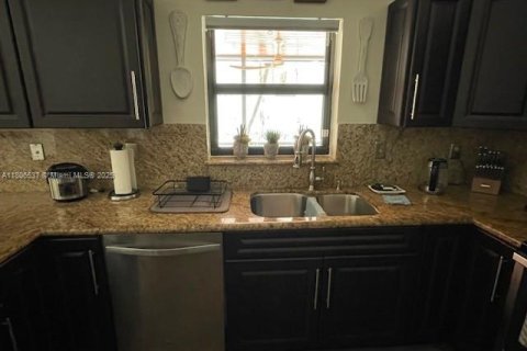 House in Miami, Florida 4 bedrooms, 201.88 sq.m. № 1745846 - photo 26