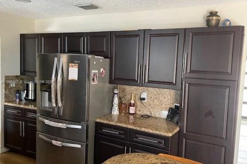 House in Miami, Florida 4 bedrooms, 201.88 sq.m. № 1745846 - photo 27