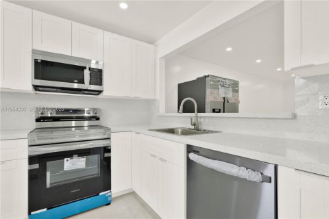 Copropriété à louer à Tamarac, Floride: 2 chambres, 95.22 m2 № 2009110 - photo 7