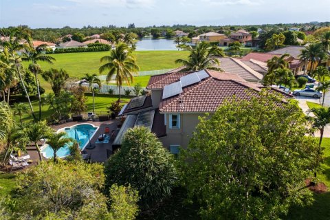 House in Miramar, Florida 4 bedrooms, 290.69 sq.m. № 1117755 - photo 1