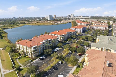 Condo in Orlando, Florida, 3 bedrooms № 1985685 - photo 3