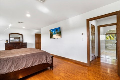 House in Miami, Florida 4 bedrooms, 328.87 sq.m. № 2080574 - photo 30