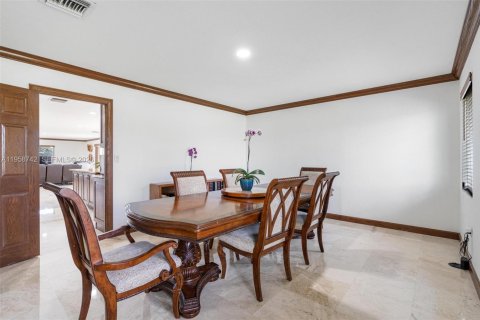 House in Miami, Florida 4 bedrooms, 328.87 sq.m. № 2080574 - photo 13