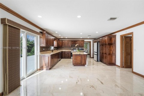 House in Miami, Florida 4 bedrooms, 328.87 sq.m. № 2080574 - photo 12