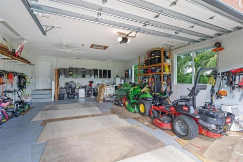 House in Miami, Florida 4 bedrooms, 328.87 sq.m. № 2080574 - photo 18