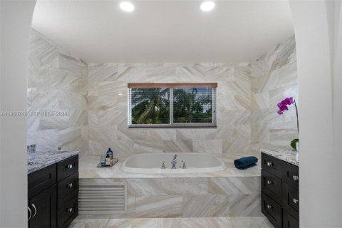 House in Miami, Florida 4 bedrooms, 328.87 sq.m. № 2080574 - photo 22