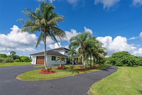 House in Miami, Florida 4 bedrooms, 328.87 sq.m. № 2080574 - photo 5