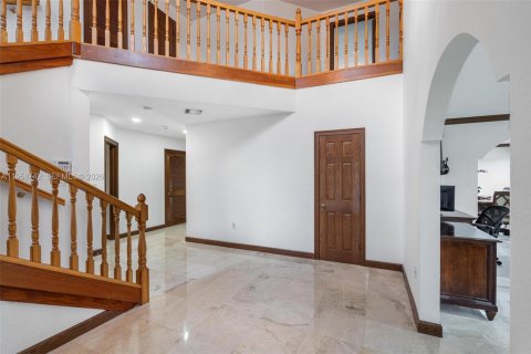 House in Miami, Florida 4 bedrooms, 328.87 sq.m. № 2080574 - photo 9
