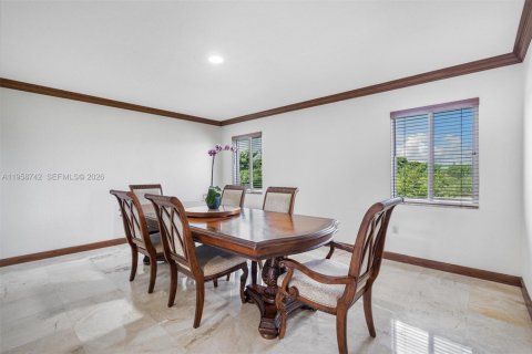 House in Miami, Florida 4 bedrooms, 328.87 sq.m. № 2080574 - photo 17