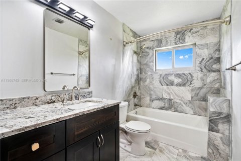 House in Miami, Florida 4 bedrooms, 328.87 sq.m. № 2080574 - photo 27