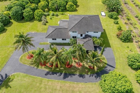House in Miami, Florida 4 bedrooms, 328.87 sq.m. № 2080574 - photo 4