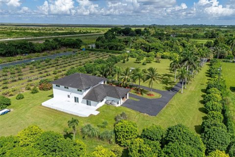 House in Miami, Florida 4 bedrooms, 328.87 sq.m. № 2080574 - photo 6