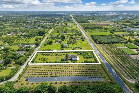 House in Miami, Florida 4 bedrooms, 328.87 sq.m. № 2080574 - photo 7