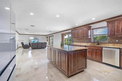 House in Miami, Florida 4 bedrooms, 328.87 sq.m. № 2080574 - photo 11