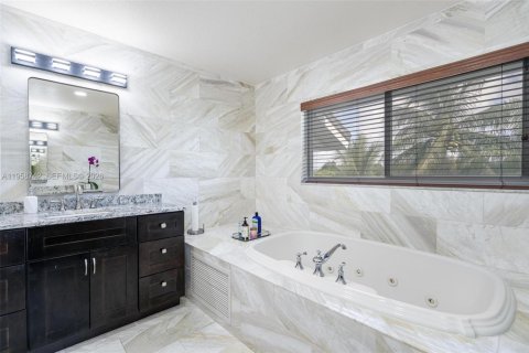 House in Miami, Florida 4 bedrooms, 328.87 sq.m. № 2080574 - photo 24