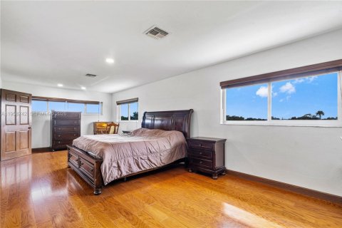 House in Miami, Florida 4 bedrooms, 328.87 sq.m. № 2080574 - photo 29