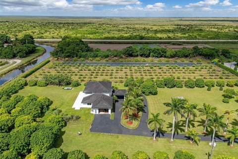 House in Miami, Florida 4 bedrooms, 328.87 sq.m. № 2080574 - photo 3