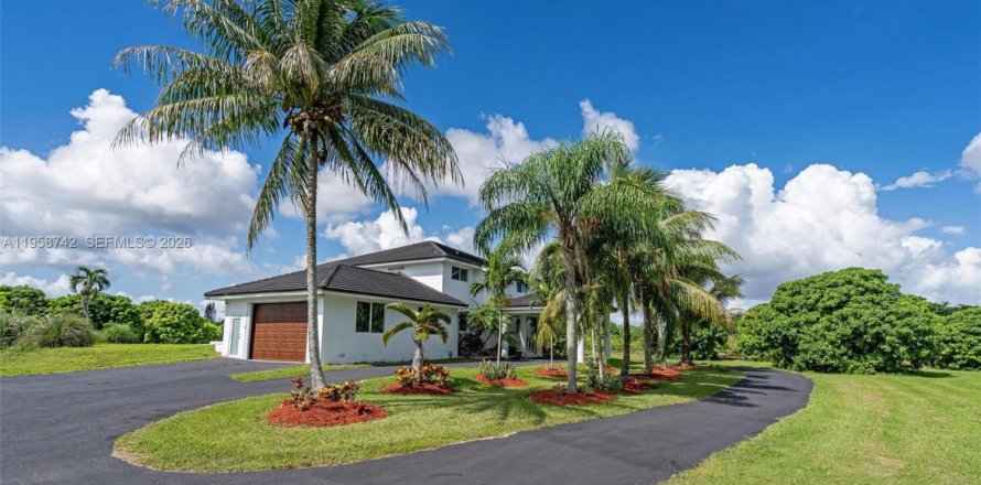 House in Miami, Florida 4 bedrooms, 328.87 sq.m. № 2080574