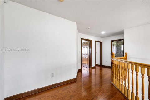 House in Miami, Florida 4 bedrooms, 328.87 sq.m. № 2080574 - photo 26