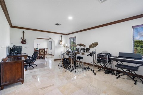 House in Miami, Florida 4 bedrooms, 328.87 sq.m. № 2080574 - photo 10