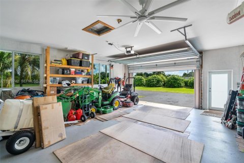 House in Miami, Florida 4 bedrooms, 328.87 sq.m. № 2080574 - photo 19