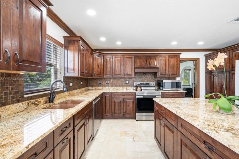 House in Miami, Florida 4 bedrooms, 328.87 sq.m. № 2080574 - photo 15
