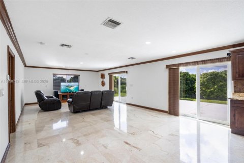 House in Miami, Florida 4 bedrooms, 328.87 sq.m. № 2080574 - photo 16