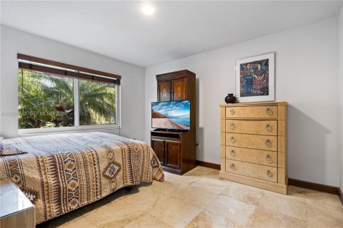 House in Miami, Florida 4 bedrooms, 328.87 sq.m. № 2080574 - photo 25