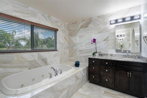 House in Miami, Florida 4 bedrooms, 328.87 sq.m. № 2080574 - photo 23