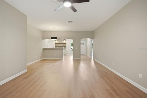 House in Masaryktown, Florida 4 bedrooms, 153.75 sq.m. № 2101041 - photo 8