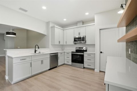 House in Masaryktown, Florida 4 bedrooms, 153.75 sq.m. № 2101041 - photo 18