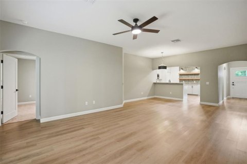 House in Masaryktown, Florida 4 bedrooms, 153.75 sq.m. № 2101041 - photo 9