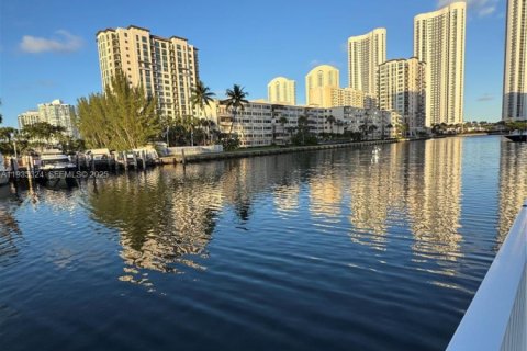 Condo in Sunny Isles Beach, Florida, 1 bedroom № 2088944 - photo 17