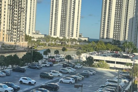 Condo in Sunny Isles Beach, Florida, 1 bedroom № 2088944 - photo 23
