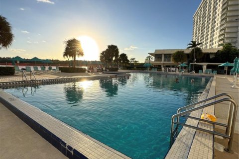 Condo in Sunny Isles Beach, Florida, 1 bedroom № 2088944 - photo 2