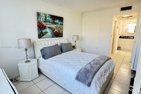 Condo in Sunny Isles Beach, Florida, 1 bedroom № 2088944 - photo 12