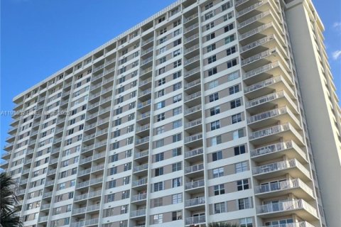 Condo in Sunny Isles Beach, Florida, 1 bedroom № 2088944 - photo 24