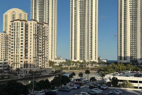 Condo in Sunny Isles Beach, Florida, 1 bedroom № 2088944 - photo 19